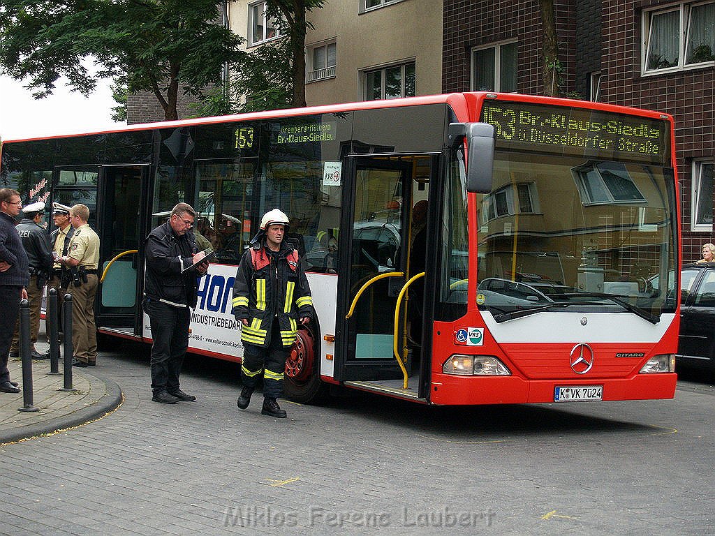 VU PKW KVB Bus Koeln Vingst Burgstr Oranienstr P33.JPG